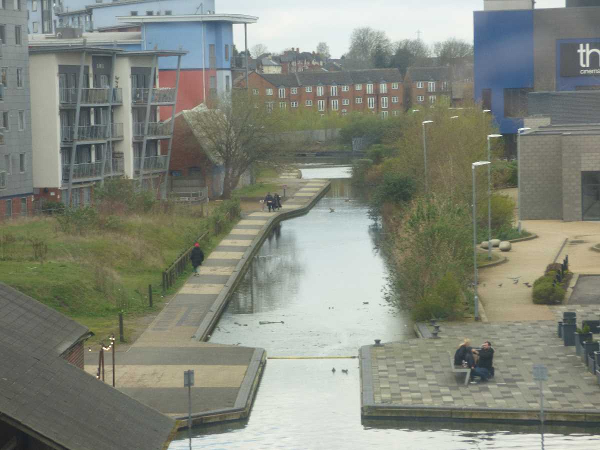 Walk on the Walsall Canal from New Art Gallery Walsall to the James Bridge Aqueduct